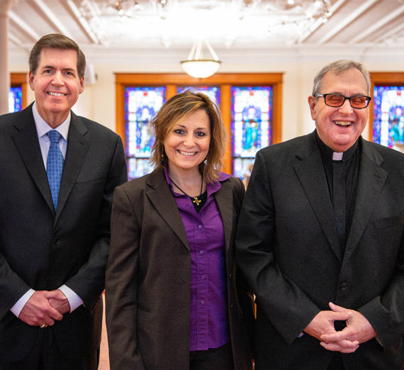 곤자가 졸업생 만디 프라이스가 할리우드 촬영 세트에서